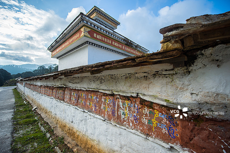 不丹多雄拉山口108座佛塔美丽风光图片素材