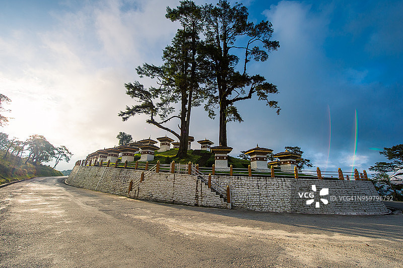 不丹多雄拉山口108座佛塔美丽风光图片素材