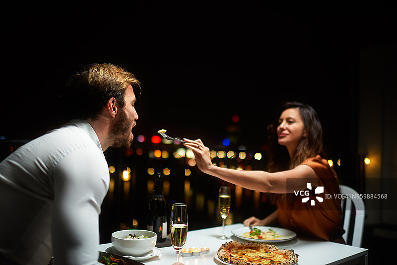 情侣共进晚餐图片素材