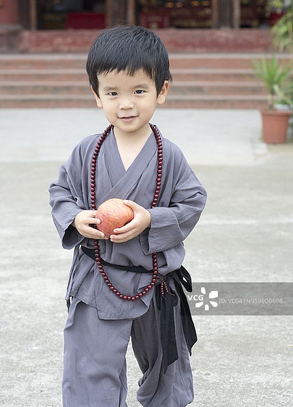 快乐的小沙弥和苹果图片素材