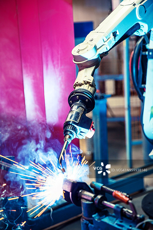 金属制造厂中的机器人焊接机图片素材
