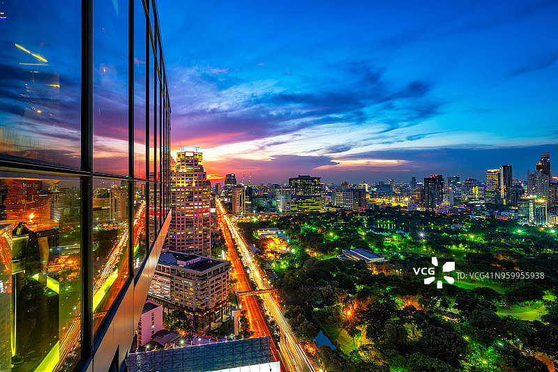 曼谷现代办公楼和公寓日落景色，位于泰国曼谷市中心伦披尼公园图片素材