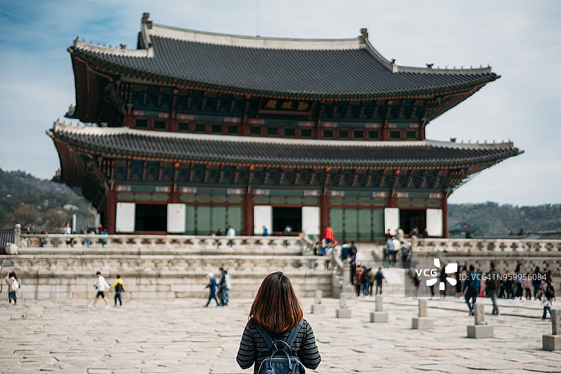 在韩国首尔景福宫旅行的亚洲年轻女游客图片素材