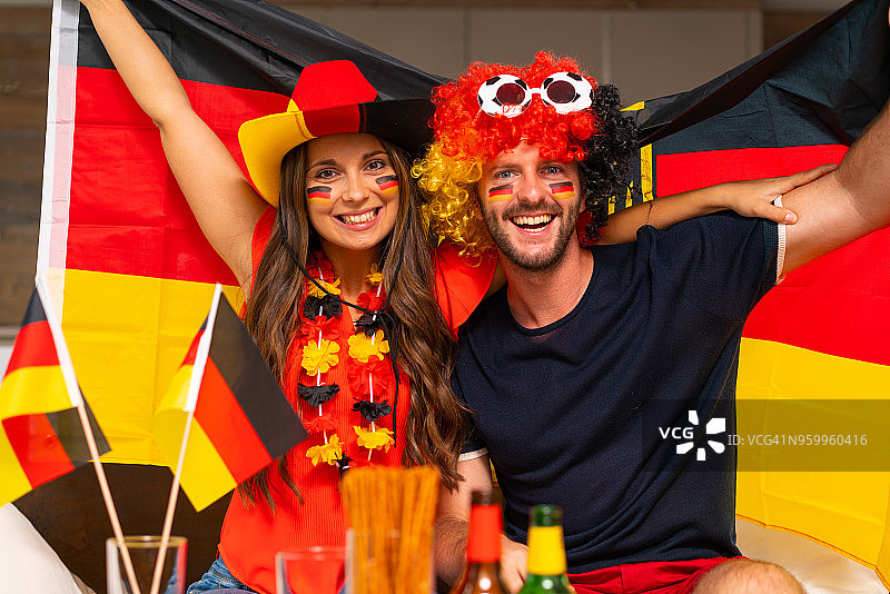 微笑的德国足球迷情侣图片素材