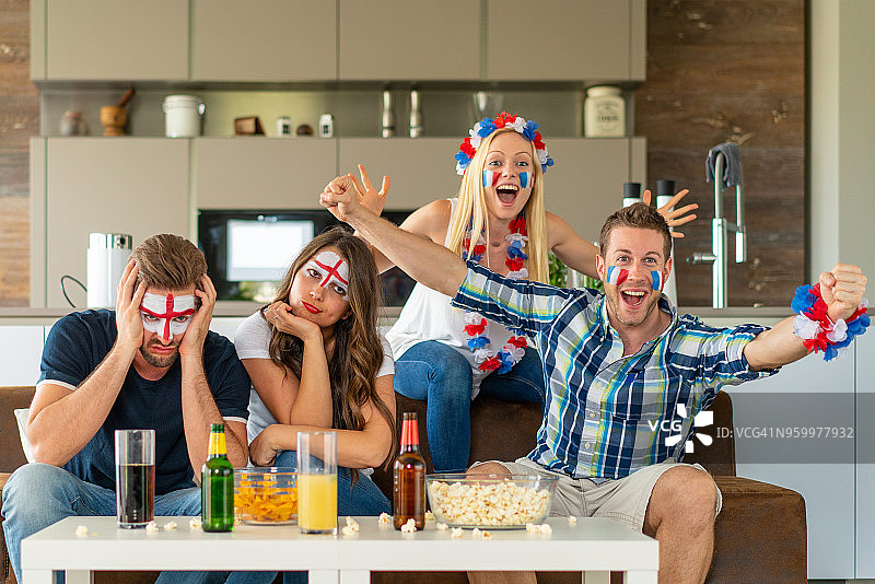 在家中的足球迷，法国队获胜图片素材