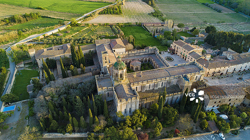 圣特斯克鲁斯修道院鸟瞰，加泰罗尼亚最重要的熙笃会修道院之一图片素材