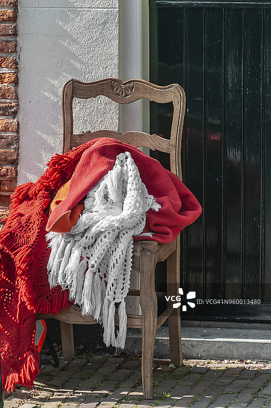 带有各种颜色毛毯的木制椅子图片素材