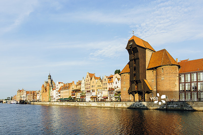 波兰格但斯克老城区天际线和莫特拉瓦河图片素材