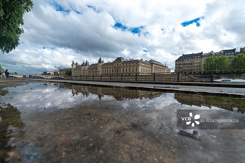 巴黎古监狱：镜面与蓝天图片素材