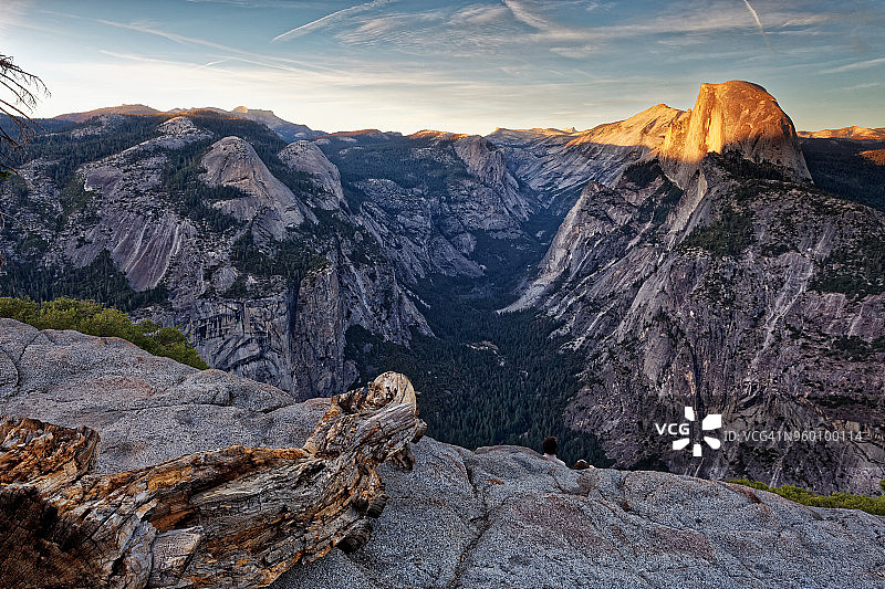 从冰川点观看到的优胜美地国家公园半圆顶图片素材