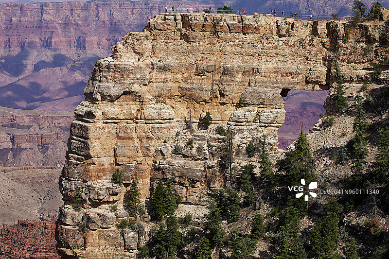 大峡谷北缘的天使之窗岩层图片素材