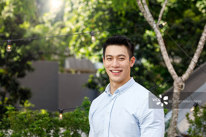 年轻亚洲男子肖像图片素材