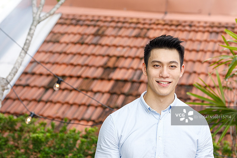 年轻亚洲男子肖像图片素材