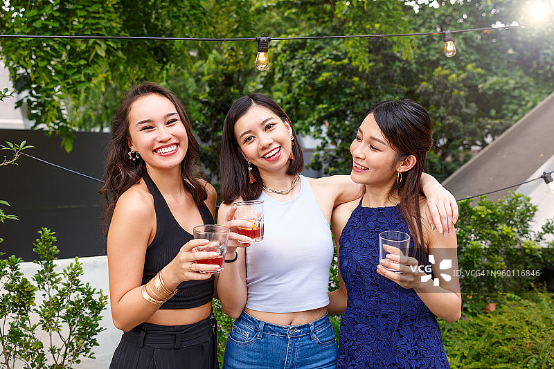 亚洲女性朋友在屋顶派对上玩耍图片素材