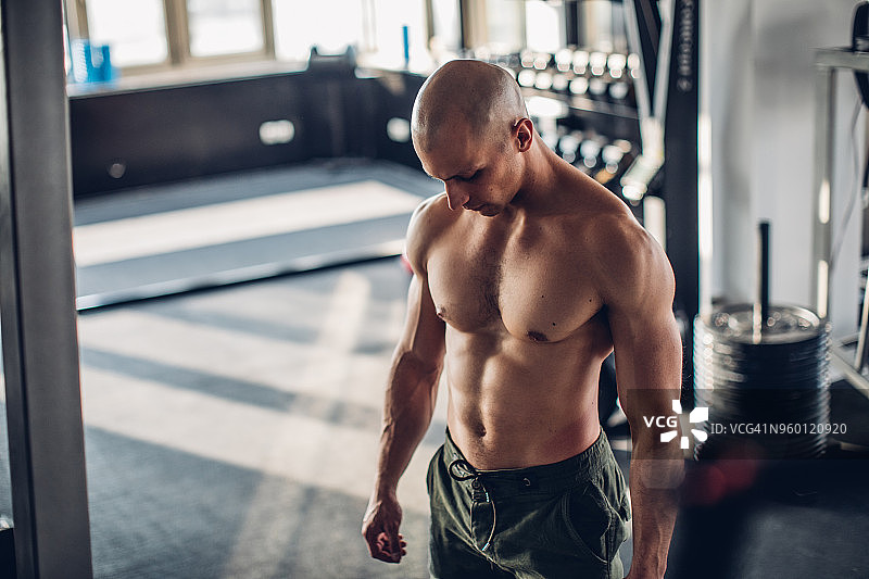 没穿上衣的健壮男人图片素材