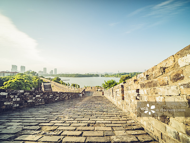 南京古城墙与城市天际线图片素材