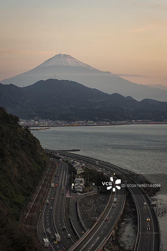 日出时分高速公路上的富士山图片素材
