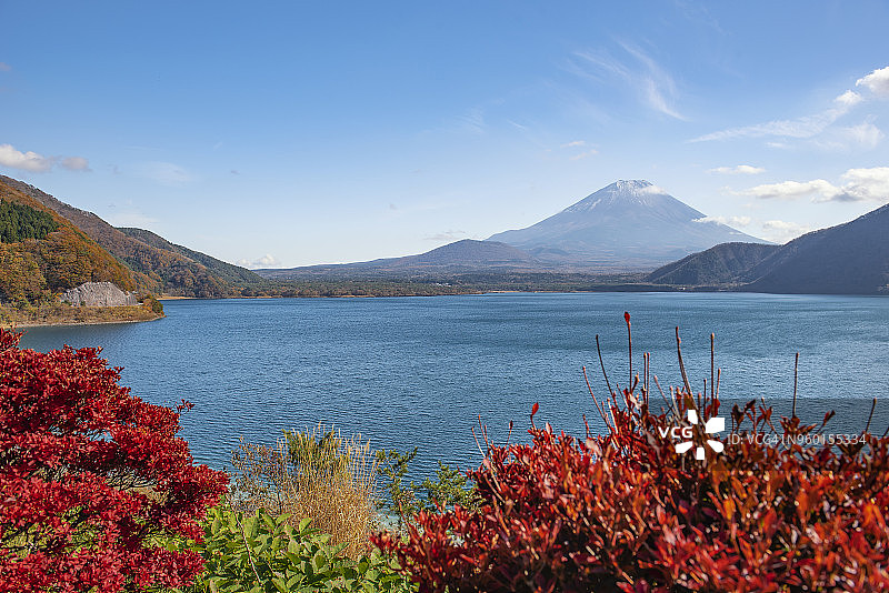 秋天，日本元津湖的富士山图片素材