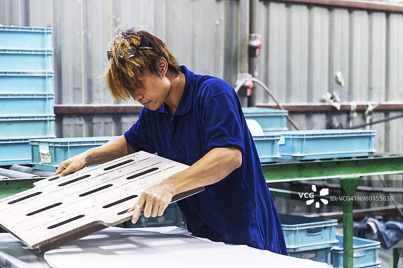 使用框架从原材料中切割大块图片素材