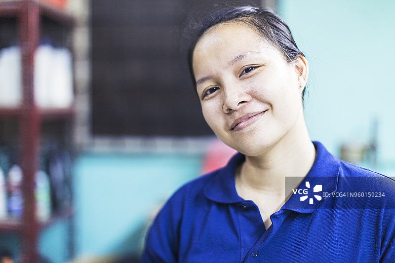 笑容满面的工厂员工图片素材