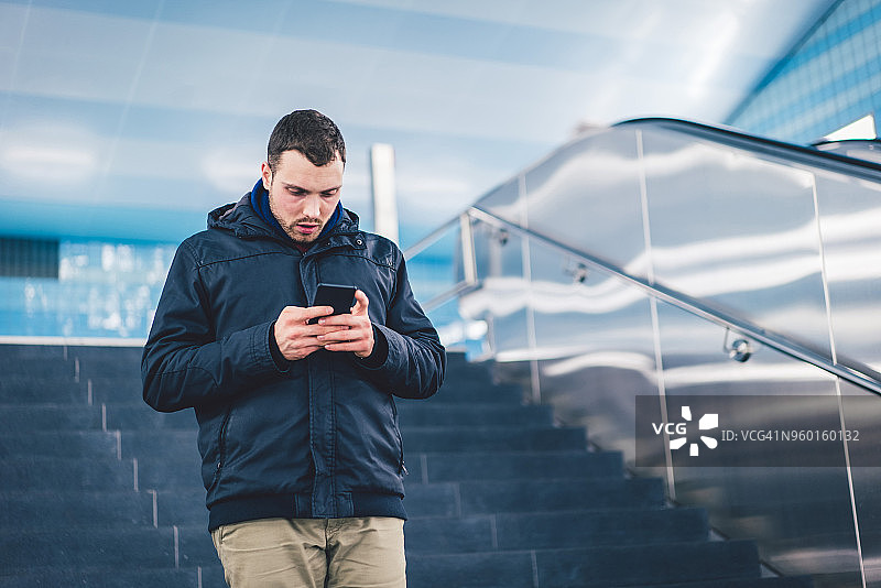 楼梯上的智能手机图片素材