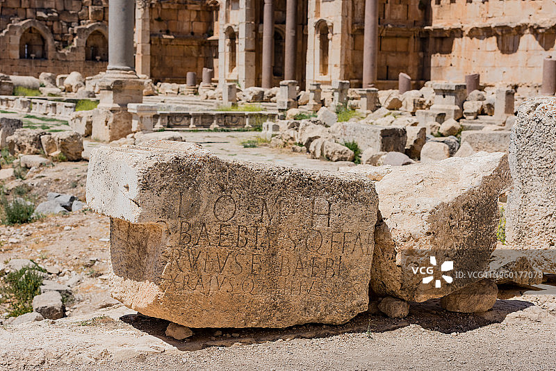 黎巴嫩巴尔贝克罗马太阳神庙的雕刻石块图片素材