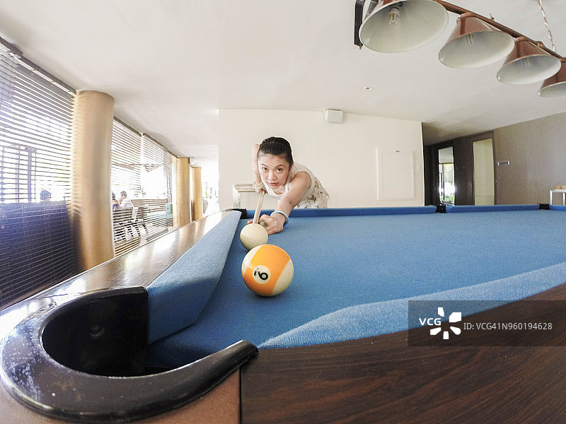 女人在打台球图片素材