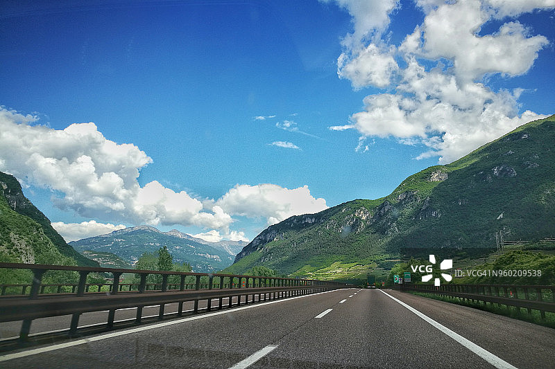 意大利布伦纳山口的高速公路图片素材