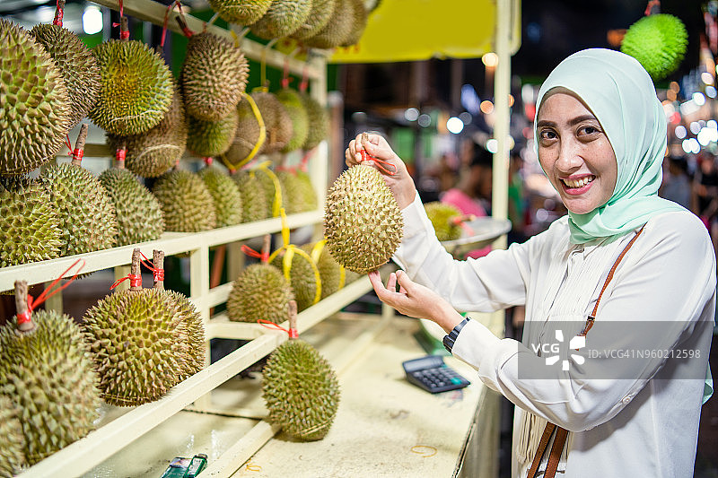 拿着榴莲的马来西亚女人图片素材