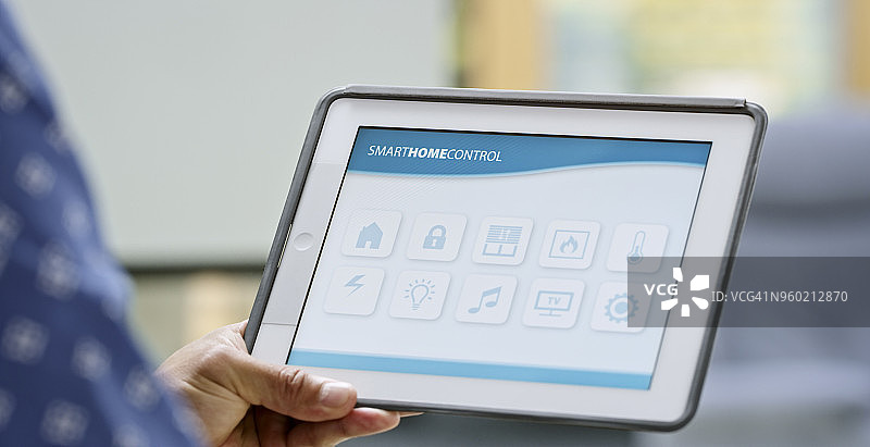 男人使用数码平板电脑图片素材