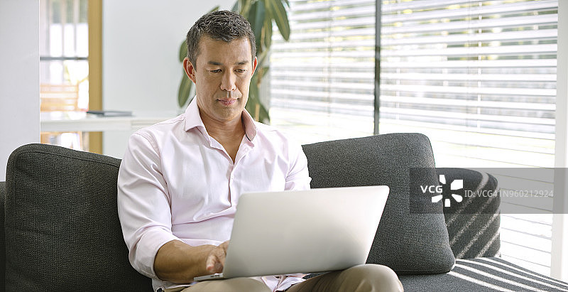 人使用笔记本电脑图片素材