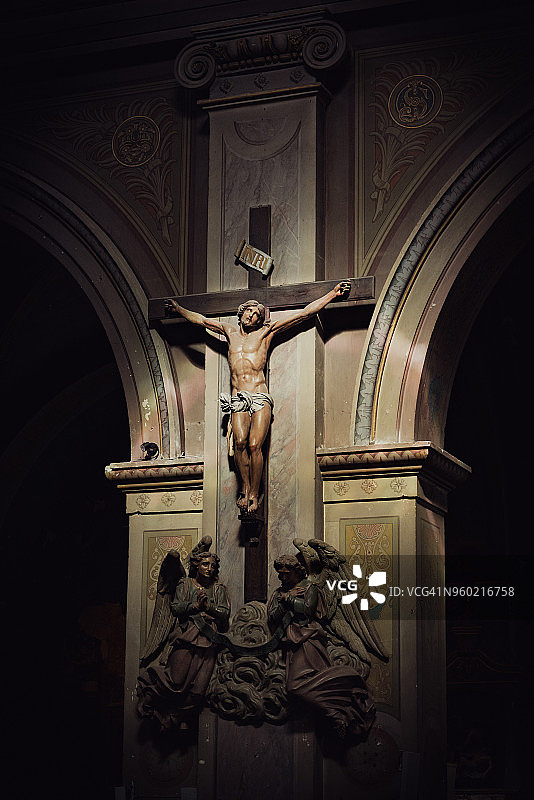 法国罗什福尔圣路易教堂中被钉在十字架上的耶稣基督图片素材