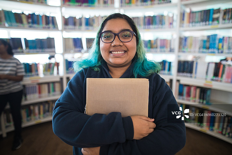 蓝发的印度女孩肖像图片素材