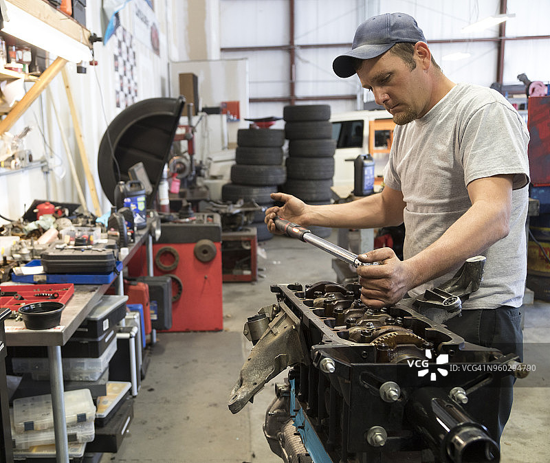 带机械师的汽车修理厂，扭矩曲轴主轴承图片素材
