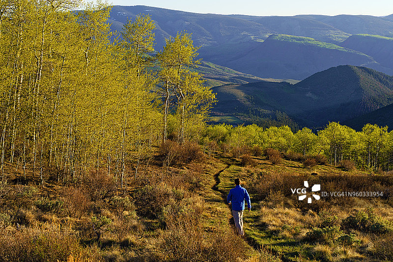徒步小径和风景优美的山景与远足者图片素材