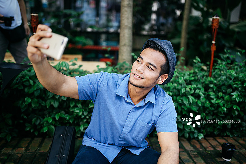 在马来西亚吉隆坡街头自拍的年轻帅气男人图片素材