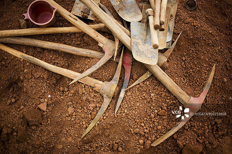 日结工人休息工具堆放地上图片素材