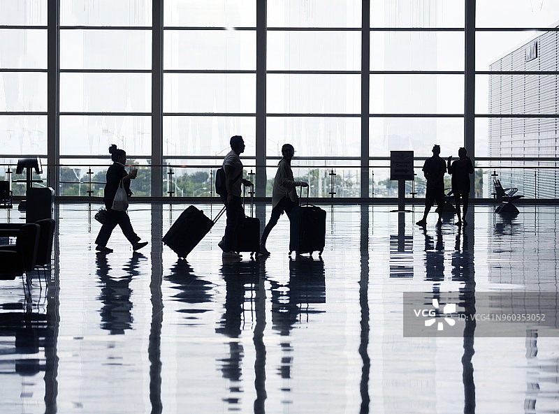 机场出发区旅客匆忙的身影图片素材
