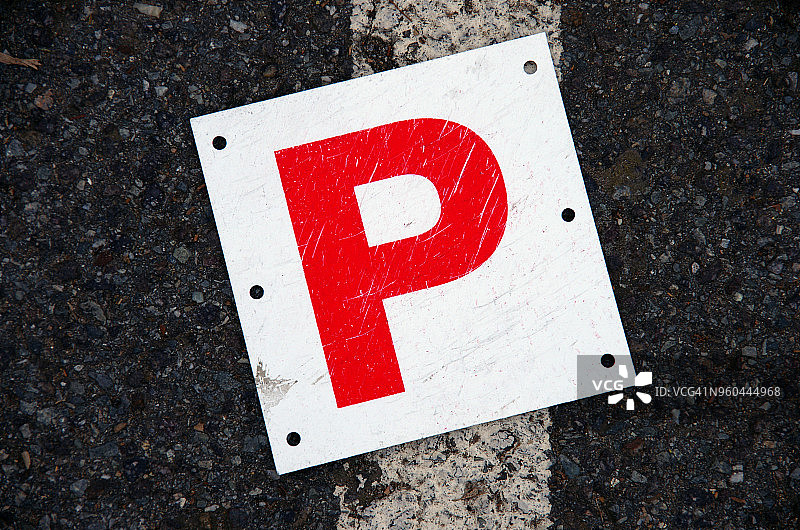 遗失的临时牌照（P牌）在沥青路上图片素材