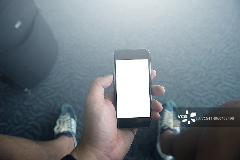 亚洲游客使用智能手机预订酒店和地图旅行应用程序图片素材