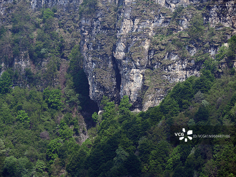 杰内罗索山陡峭石灰岩悬崖上的小洞穴图片素材
