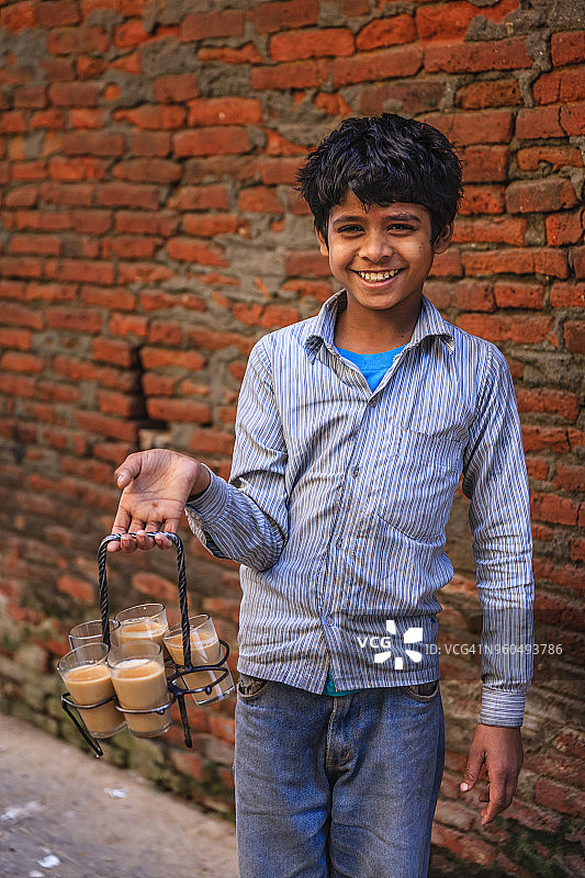 尼泊尔加德满都街头卖奶茶的印度小男孩图片素材