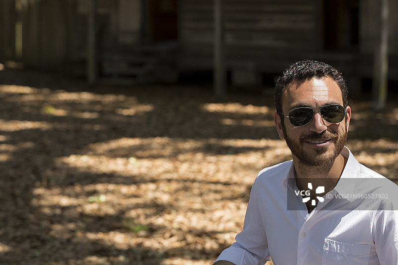 路易斯安那州自然风光中的英俊青年肖像图片素材