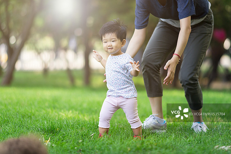 宝宝在草地上快乐奔跑图片素材