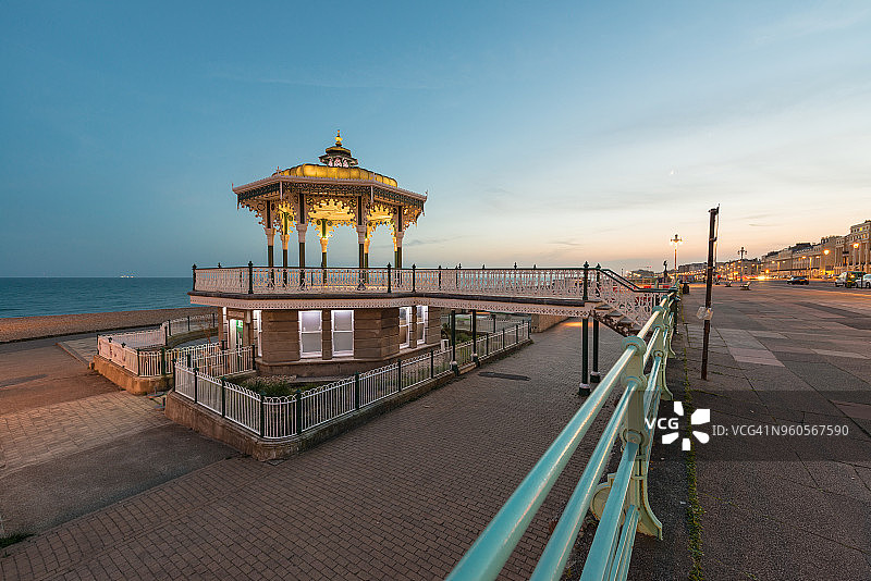 日落时分灯火通明的布莱顿长廊和乐队演出台图片素材