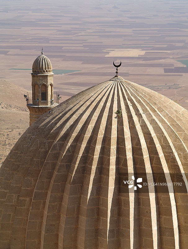 土耳其马尔丁南部，津奇里耶伊斯兰学校的圆顶俯瞰田野图片素材