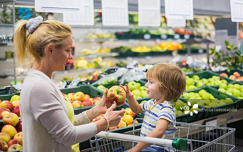 母子一起挑选苹果图片素材