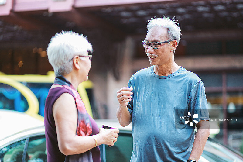 男人和女人在马来西亚吉隆坡的街道上交谈图片素材