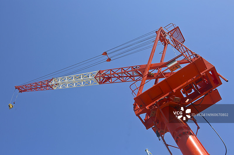 横滨建筑工地上的塔式起重机图片素材