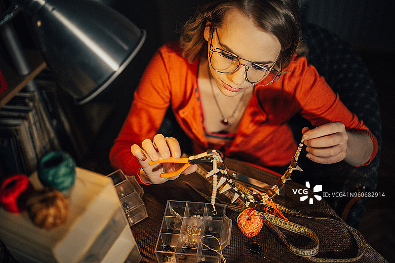 女人在工作室制作项链图片素材